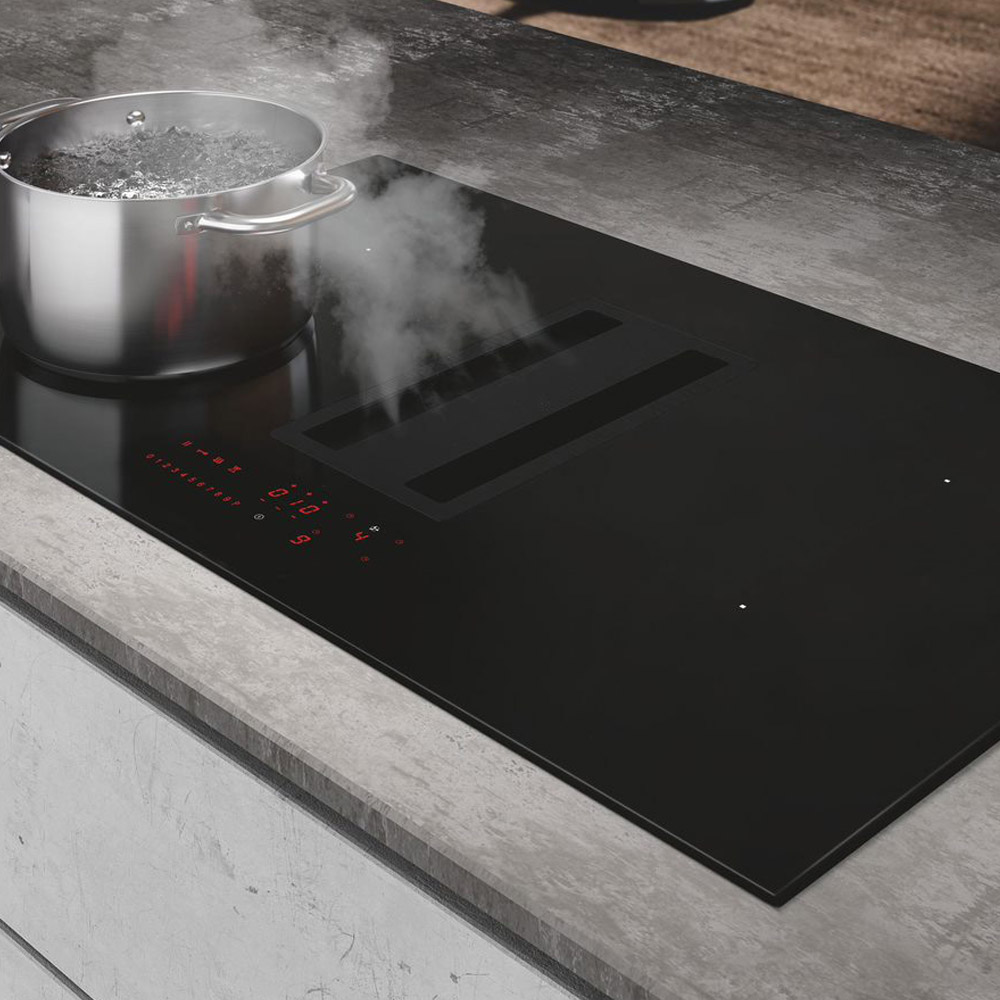 83cm Induction hob with built in extractor 